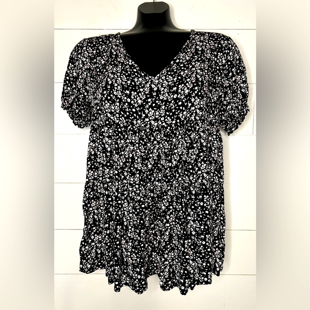 GEE GEE PINK BLACK & WHITE VNECK BABYDOLL SHIRT WITH RUFFLED BOTTOM SMALL EUC